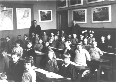 1002427 Groepsportret van leerlingen en onderwijzers van de School met den Bijbel te Vreeswijk. Met v.l.n.r. 1..., 2 ...